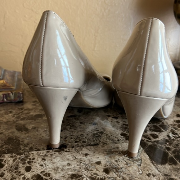 Bandolino Nude colored patent leather pumps. - Picture 5 of 7